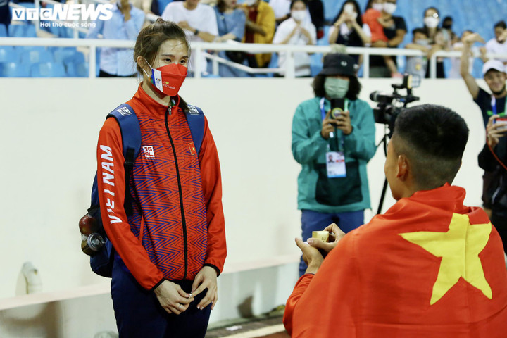Nhà vô địch SEA Games 31 cầu hôn bạn gái ngay sau khi nhận HCV - 1