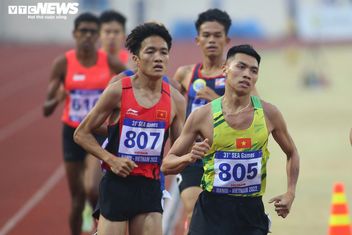 Bà ngoại đội mưa cổ vũ cháu trai giành huy chương SEA Games 31 - 3