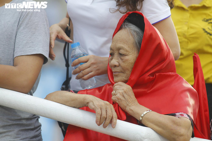Bà ngoại đội mưa cổ vũ cháu trai giành huy chương SEA Games 31 - 1