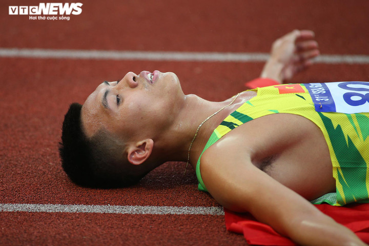 Bà ngoại đội mưa cổ vũ cháu trai giành huy chương SEA Games 31 - 4