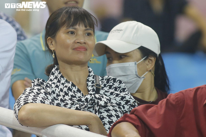 Bà ngoại đội mưa cổ vũ cháu trai giành huy chương SEA Games 31 - 2