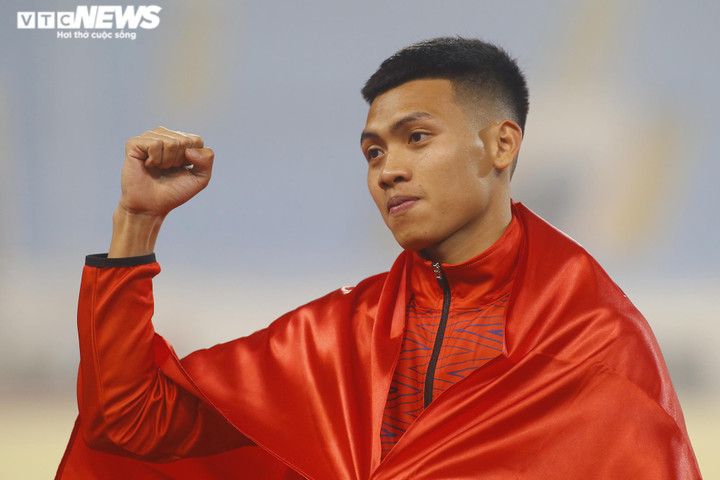 Bà ngoại đội mưa cổ vũ cháu trai giành huy chương SEA Games 31 - 5