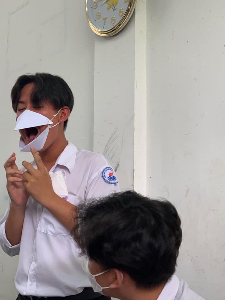 Học sinh rần rần đu trend hóa 'chú chim chăm chỉ' với 'khẩu trang' siêu hài - 1
