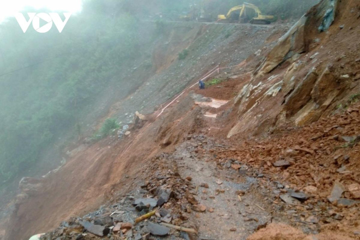 Sạt lở đường tại Lai Châu, gây cô lập xã vùng cao Tà Tổng - 1