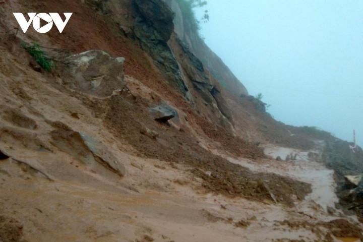 Sạt lở đường tại Lai Châu, gây cô lập xã vùng cao Tà Tổng - 2