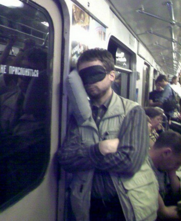 Những tướng nằm không thể dị hơn tại nơi công cộng của hội 'ngủ ở mọi vũ trụ' - 7