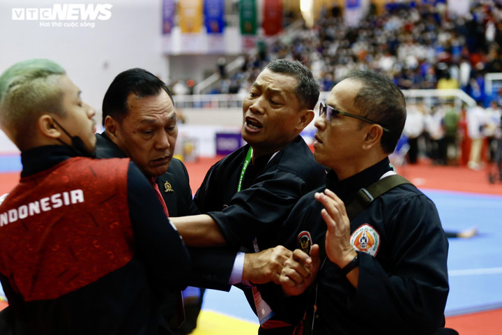 Thành viên đội Pencak Silat Indonesia suýt đánh nhau với trọng tài đồng hương - 2