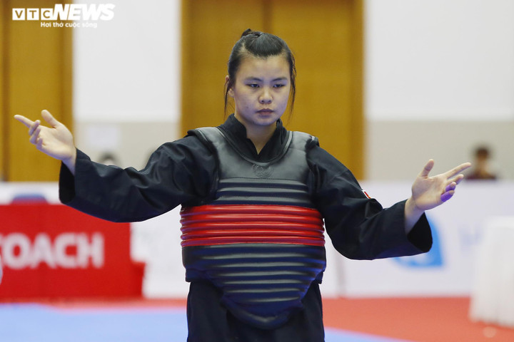 Lần đầu vô địch SEA Games, nữ võ sĩ Việt Nam bật khóc tặng HCV cho mẹ - 1