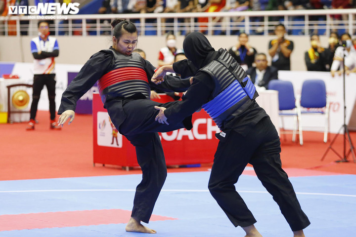 Lần đầu vô địch SEA Games, nữ võ sĩ Việt Nam bật khóc tặng HCV cho mẹ - 2