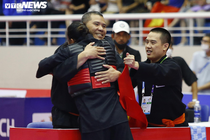 Lần đầu vô địch SEA Games, nữ võ sĩ Việt Nam bật khóc tặng HCV cho mẹ - 4