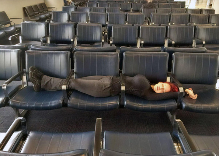 Những tướng nằm không thể dị hơn tại nơi công cộng của hội 'ngủ ở mọi vũ trụ' - 8