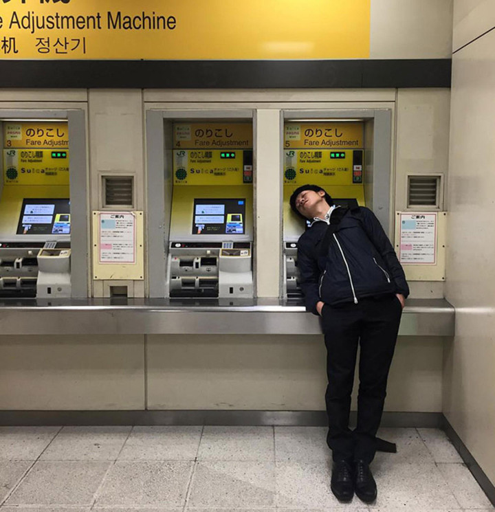 Những tướng nằm không thể dị hơn tại nơi công cộng của hội 'ngủ ở mọi vũ trụ' - 9