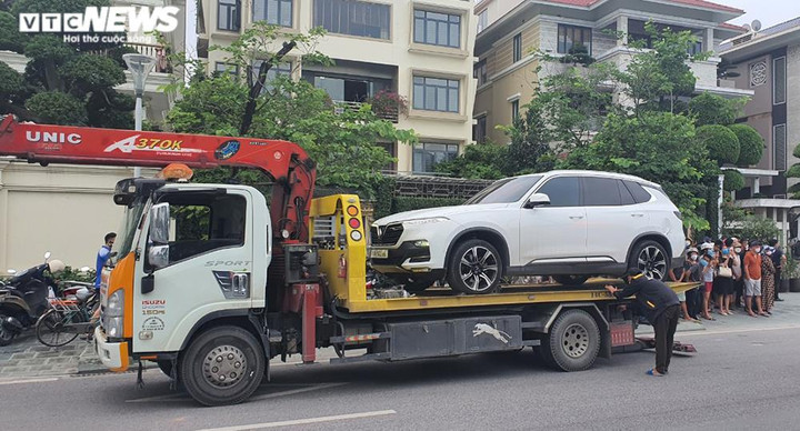 4 xe sang bị niêm phong ở nhà nguyên Chủ tịch UBND TP Hạ Long đứng tên ai? - 1
