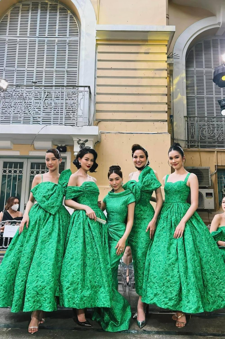 Hòa Minzy và những màn đọ dáng huyền thoại với hội chân dài khiến fan cười ngất - 4