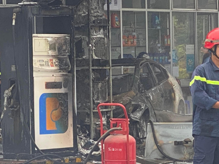 Lái xe ô tô đạp nhầm chân ga làm cây xăng ở Thừa Thiên - Huế bốc cháy - 2