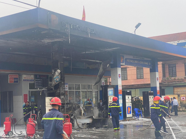 Lái xe ô tô đạp nhầm chân ga làm cây xăng ở Thừa Thiên - Huế bốc cháy - 3