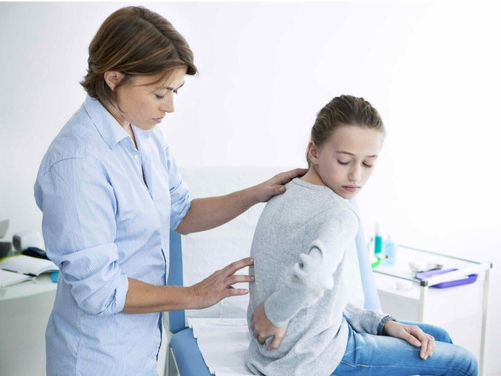 Cảnh báo rất nhiều thanh thiếu niên bị vẹo cột sống, 5 việc cần làm để ngăn ngừa - 1