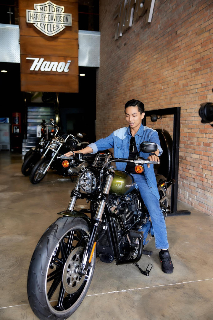 Khánh Thi 'thưởng nóng' Phan Hiển xe máy giá hơn 1 tỷ đồng - 2