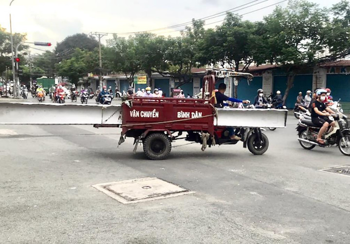 Bị CSGT TP.HCM xử phạt, tài xế xe tự chế nói 'giờ bị phạt cũng phải chịu thôi' - 3