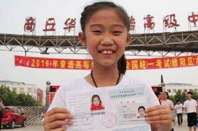 Tranh cãi chuyện bố ép con thi đại học 2 lần dù mới 10 tuổi - 1