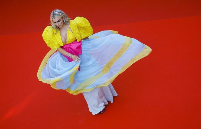 Các sao đua nhau mặc váy xẻ sâu, xuyên thấu tại Cannes 2022 - 10