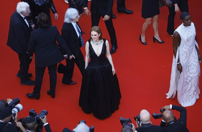 Các sao đua nhau mặc váy xẻ sâu, xuyên thấu tại Cannes 2022 - 7