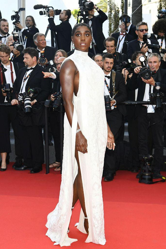 Các sao đua nhau mặc váy xẻ sâu, xuyên thấu tại Cannes 2022 - 5