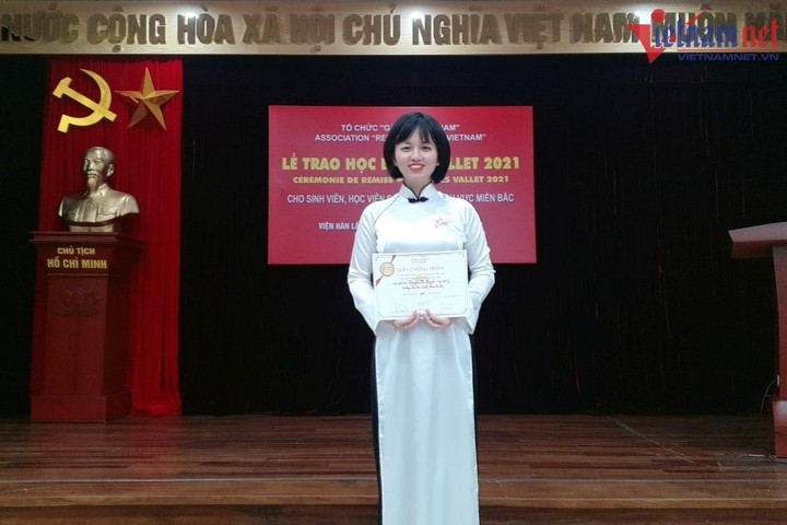 Xúc động món quà của nữ thủ khoa dành cho người mẹ lao công - 3