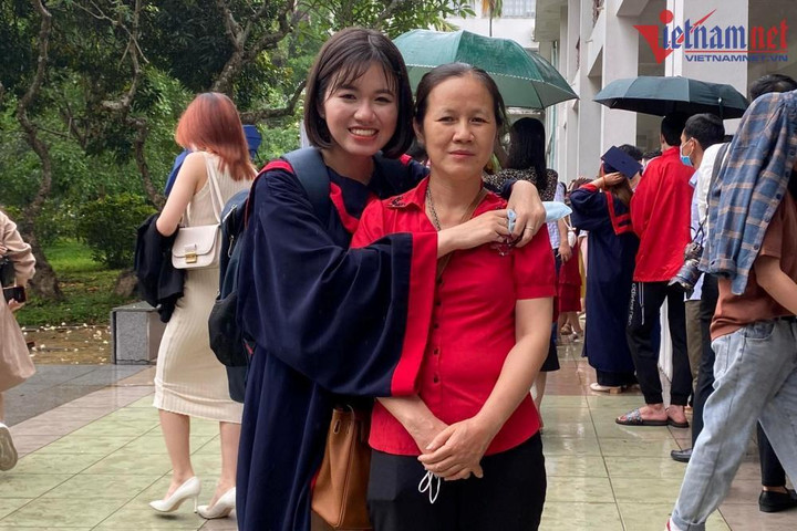 Xúc động món quà của nữ thủ khoa dành cho người mẹ lao công - 2