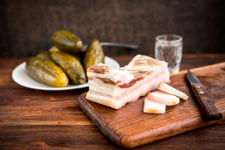 Cục mỡ lợn ướp muối khiến người Nga mê mệt, nhìn rất ngấy nhưng liệu có khó ăn? - 6