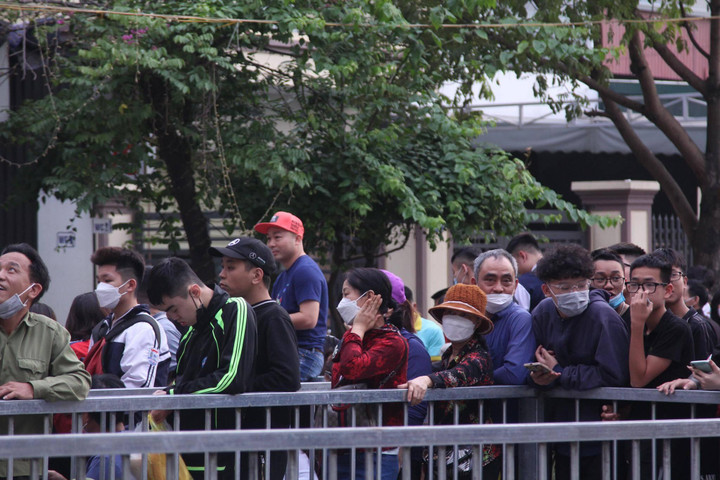 CĐV xếp hàng cả đêm chờ lấy vé xem tuyển nữ Việt Nam đấu bán kết SEA Games 31 - 1