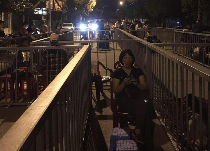 CĐV xếp hàng cả đêm chờ lấy vé xem tuyển nữ Việt Nam đấu bán kết SEA Games 31 - 2