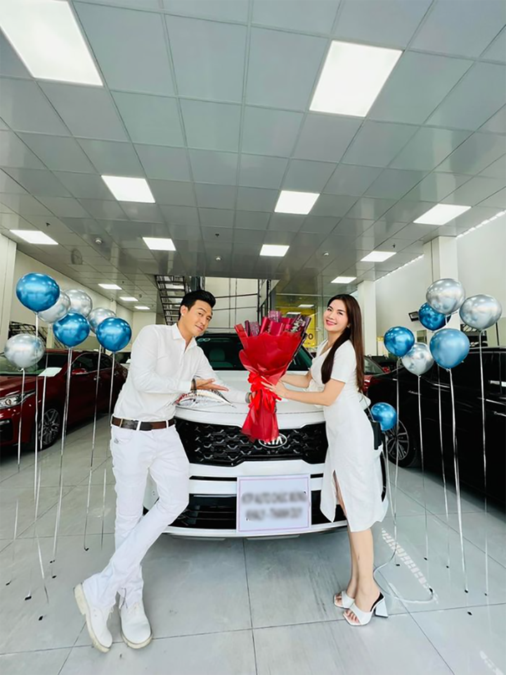 Đâu chỉ nghệ sĩ nam, mỹ nhân Việt cũng mạnh tay chi tiền tỉ mua xe tặng chồng - 9