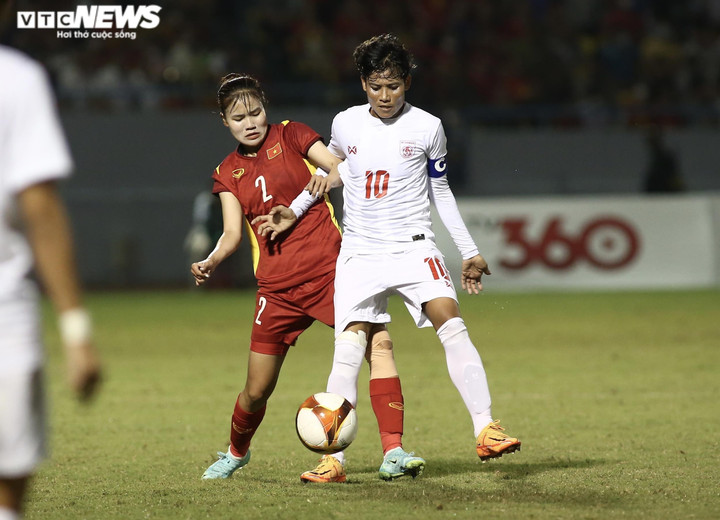 HLV Mai Đức Chung: 'Cờ đỏ sao vàng rợp khán đài thôi thúc chúng tôi rất nhiều' - 2