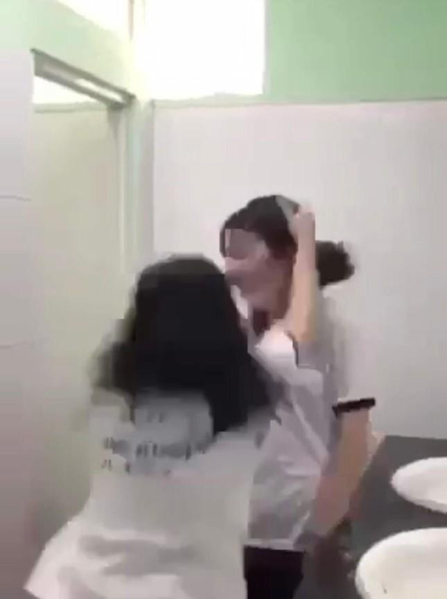 TP.HCM: Xôn xao clip nữ sinh trường Đồng Khởi bị nhóm bạn đánh hội đồng - 2