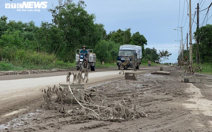 'Binh đoàn' xe tải cày nát đường ven biển nối 2 khu kinh tế Quảng Nam–Quảng Ngãi - 8