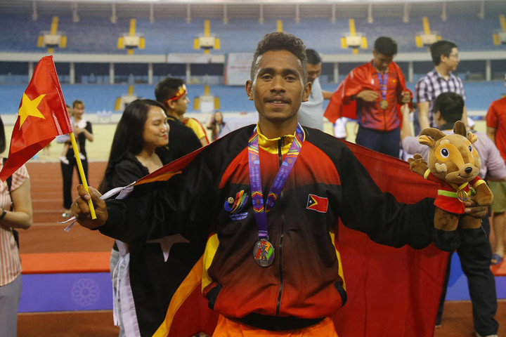 Cảm động VĐV Việt Nam tặng áo cho đối thủ người Timor Leste - 1