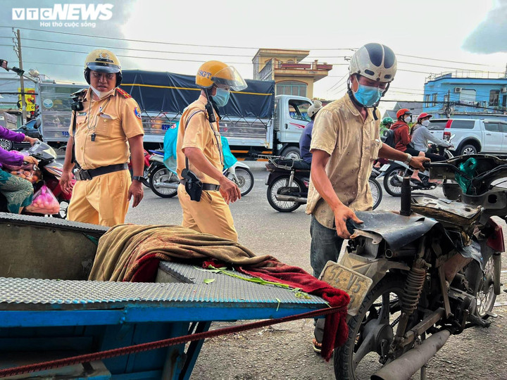 Bị CSGT TP.HCM xử phạt, tài xế xe tự chế nói 'giờ bị phạt cũng phải chịu thôi' - 1