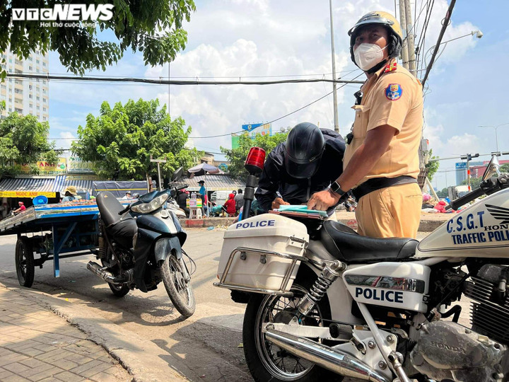 Bị CSGT TP.HCM xử phạt, tài xế xe tự chế nói 'giờ bị phạt cũng phải chịu thôi' - 2