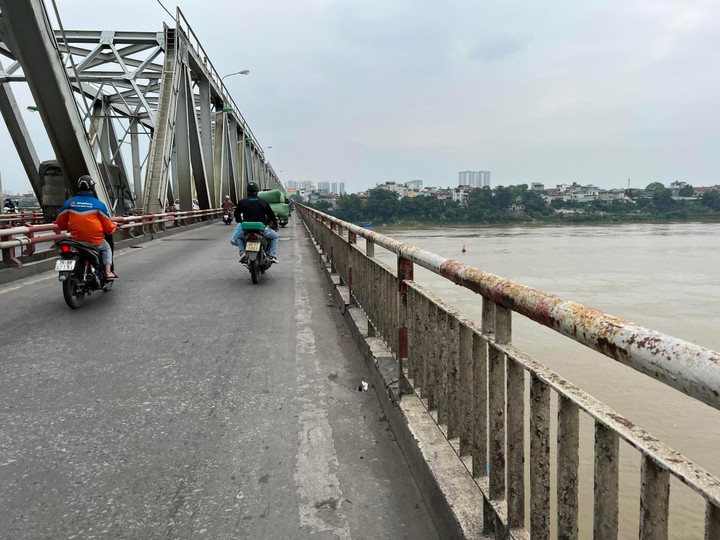 Phao cứu sinh trên cầu Chương Dương, Nhật Tân bị mất cắp không còn cái nào - 1