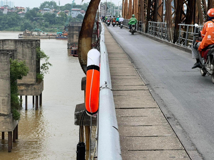 Phao cứu sinh trên cầu Chương Dương, Nhật Tân bị mất cắp không còn cái nào - 2