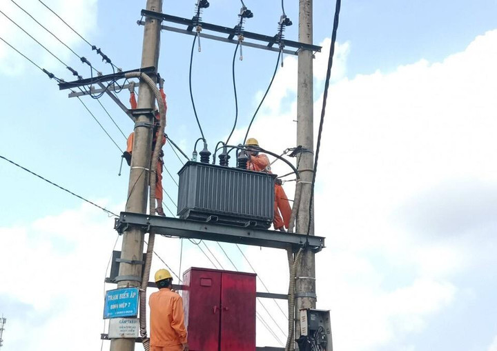 Điện lực Bình Sơn, Quảng Ngãi: Cải tạo lưới điện gắn với xây dựng nông thôn mới - 1