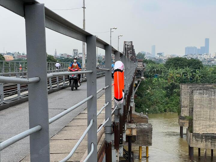 Lý do phao cứu sinh trên cầu Hà Nội đột nhiên biến mất - 1