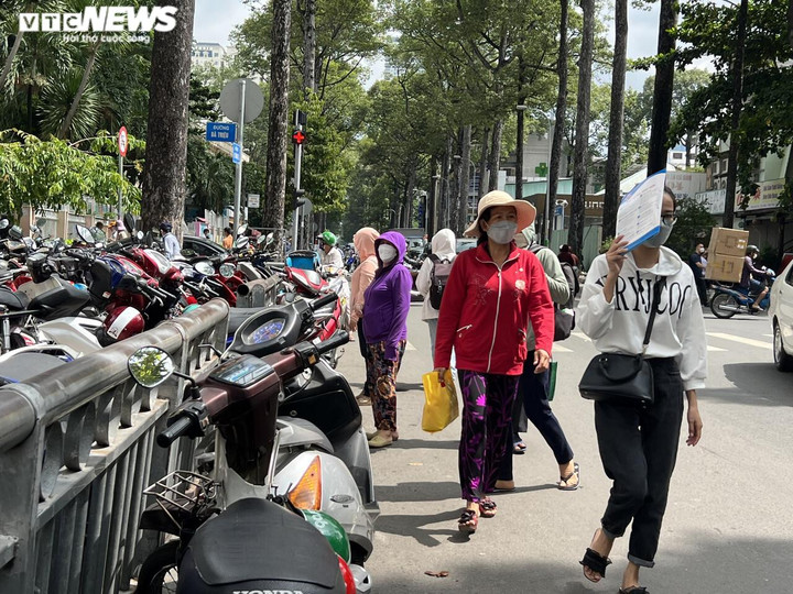 Bị bêu tên nhưng loạt bãi giữ xe 'ngoạm' vỉa hè ở TP.HCM vẫn ung dung hoạt động - 13