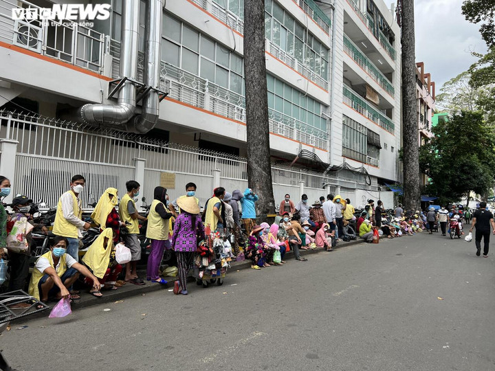 Bị bêu tên nhưng loạt bãi giữ xe 'ngoạm' vỉa hè ở TP.HCM vẫn ung dung hoạt động - 11