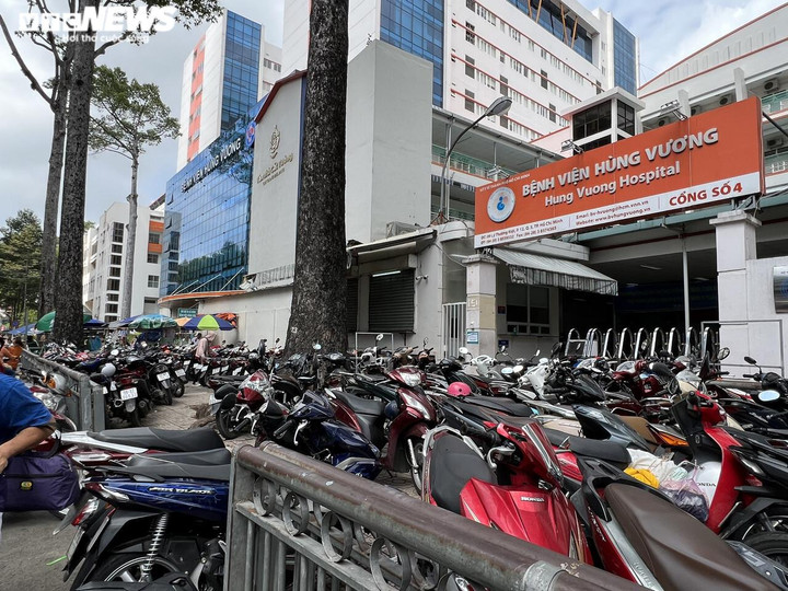 Bị bêu tên nhưng loạt bãi giữ xe 'ngoạm' vỉa hè ở TP.HCM vẫn ung dung hoạt động - 8