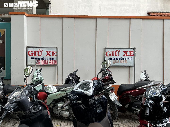 Bị bêu tên nhưng loạt bãi giữ xe 'ngoạm' vỉa hè ở TP.HCM vẫn ung dung hoạt động - 12