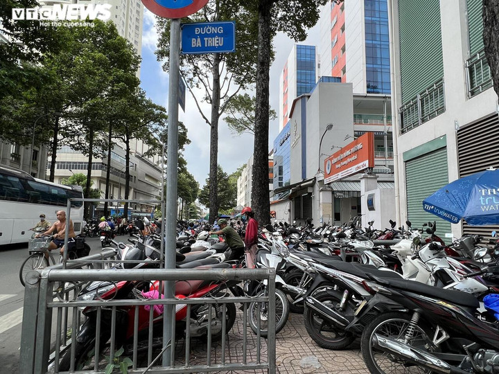 Bị bêu tên nhưng loạt bãi giữ xe 'ngoạm' vỉa hè ở TP.HCM vẫn ung dung hoạt động - 10