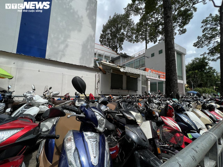 Bị bêu tên nhưng loạt bãi giữ xe 'ngoạm' vỉa hè ở TP.HCM vẫn ung dung hoạt động - 9