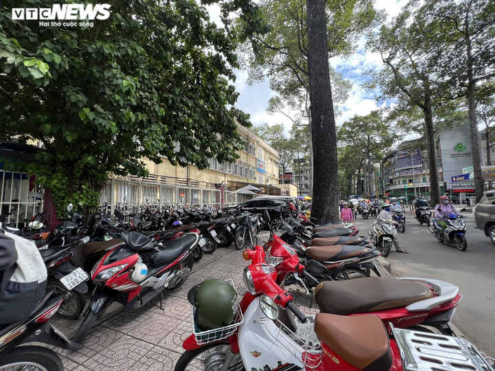 Bị bêu tên nhưng loạt bãi giữ xe 'ngoạm' vỉa hè ở TP.HCM vẫn ung dung hoạt động - 5